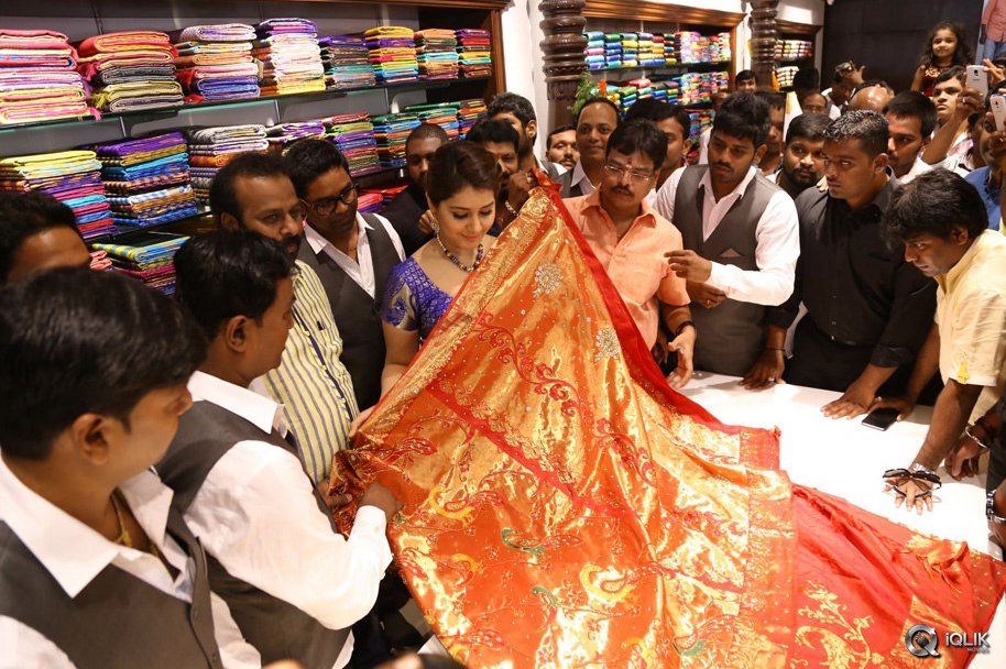 Raashi-Khanna-Launches-Kasam-Pullaiah-Cloth-Merchant-in-Warangal
